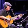 Silvio Rodríguez cantó como ángel de cielos, iniciando la X Feria del libro de Baní